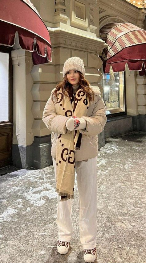 Moscow Winter, Photoshoot London, Muslim Style, Winter Fashion Outfits Casual, Winter Outfit Inspiration, Winter Girls, Street Style Winter, Winter Fits, Fashion Hacks Clothes