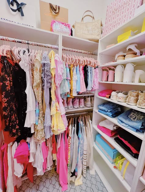 That Girl Closet, Preppy Walk In Closet, Preppy Closet Ideas, Teen Girl Closet, Aesthetic Closet Ideas, Preppy Closets, Preppy Closet Organization, Preppy Bedrooms, Wall Mirror Design