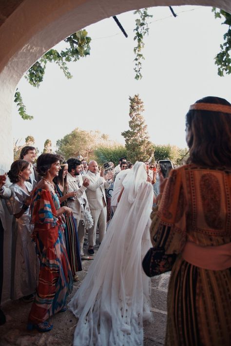 Blanca Miró looked amazing in her Dior haute couture wedding dress for her bohemian wedding in Menorca | Vogue France Blanca Miro Wedding, Vogue Weddings, Haute Couture Wedding, Bohemian Princess, Haute Couture Wedding Dress, Couture Wedding Dress, Spanish Wedding, Vogue France, Vogue Wedding