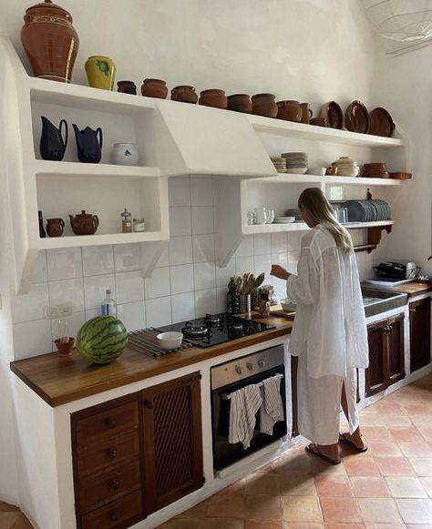 Mid Century Wabi Sabi, Wood Open Shelving, Spanish Mediterranean Kitchen, Mediterranean Kitchen Ideas, Italy Kitchen, Earthy Kitchen, Grandma Cottage, Cottage Summer, Spanish Mediterranean