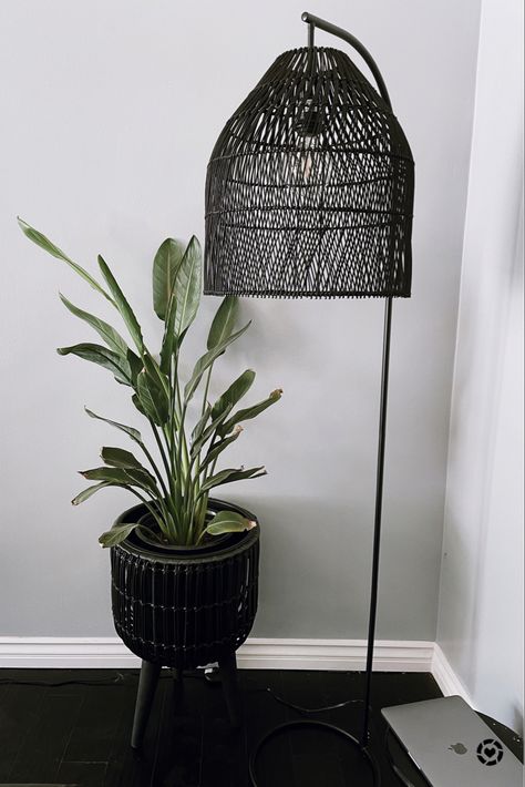 Basket Floor Lamp, Woven Floor Lamp, Rattan Floor Lamp Living Room, Boho Floor Lamp, Salon Goals, Boho Light Fixture, Rattan Floor Lamp, Boho Lamp, Black Rattan