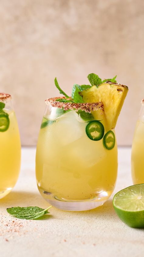 Next time you need cocktails for a crowd, skip the cocktail shaker and whip up a batch of these pineapple jalapeño pitcher margaritas instead! The simple syrup is cooked with fresh jalapeño slices, which gives these margs a great kick of heat. Garnish with fresh pineapple and lime wedges! Pitcher Margaritas, Peach Margaritas, Pitcher Margarita Recipe, Pineapple Margaritas, Mango Margaritas, Soft Batch, Egg Free Desserts, Spicy Pineapple, Dip Sandwiches