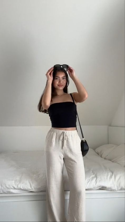 Linnebyxor Outfit, Casual College Outfits Summer, Flowy Pants Outfit, Linen Pants Outfit, Hot Summer Outfits, College Outfits Summer, Summer Pants Outfits, Casual College Outfits, Europe Outfits