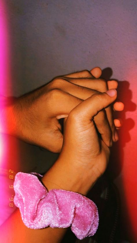 Fake Couple Aesthetic, Relationship Picture Ideas Black, Couple Hand Snap, Boyfriend Wallpaper Ideas, Fake Relationship Pictures, Wallpaper Aesthetic Couple, Couple Hands Aesthetic, Fake Boyfriend Photos, Photo Couple Snap