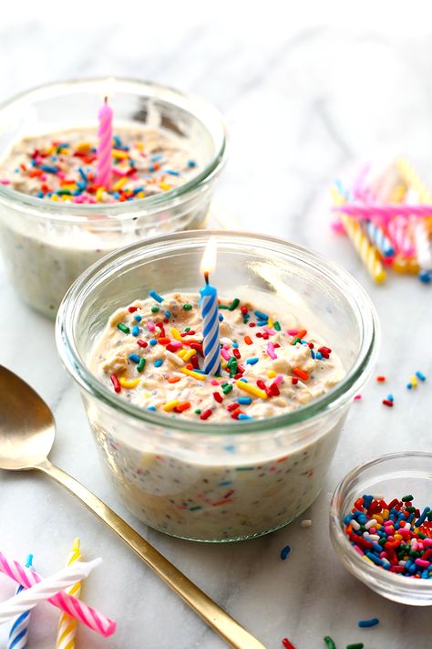 VIDEO: Birthday Cake Batter Overnight Oats Overnight Oats Container Ideas, Kids Overnight Oats, Cake Batter Overnight Oats, Birthday Cake Batter, Healthy Birthday Cakes, Healthy Birthday, Video Birthday, Easy Overnight Oats, Oat Recipes Healthy