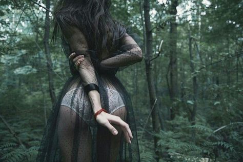 New Retro Wave, Photographer Advertising, Dark Photography, Cute Poses, Girl Body, In The Woods, Dark Aesthetic, Aesthetic Girl, Pose Reference