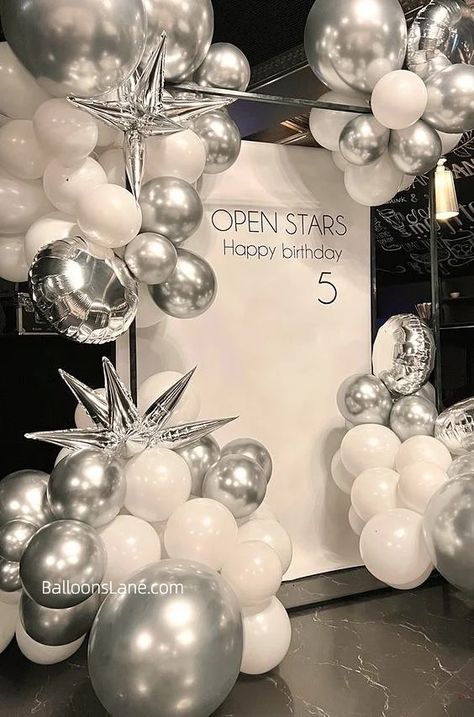 Bridal Balloons, Prom Backdrops, Disco Party Decorations, Balloon Garland Diy, Shimmer Wall, Prom Decor, 50th Party, Silver Party, Wedding Activities