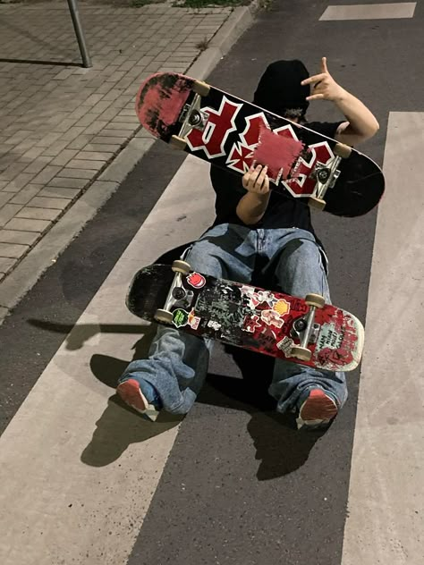 skating at night 👌✨🛹🌌 Skate Photo Ideas, Jesse Aesthetic, Skate Style 90s, Skateboarding At Night, Skateboard Vibe, Street Skater Style, Sk8 Aesthetic, Skater Graffiti, Skater Board