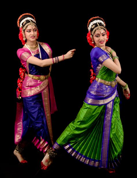 Kuchipudi Dance Dress, Bharathanatyam Costumes, Dance Duet Poses, Bharatnatyam Dance, Kuchipudi Dance, Dance Duet, Bharatanatyam Costume, Bharatanatyam Dancer, Indian Classical Dancer