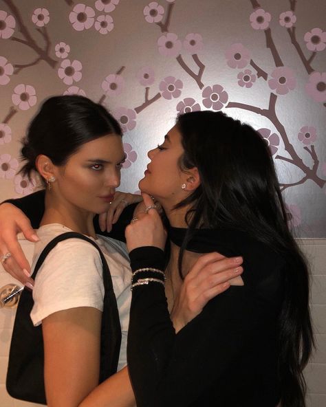 Kendall (@kendalljenner) on Instagram: “love you, mean it” Kylie Jenner Sister, Worst Hairstyles, Mert And Marcus, Looks Kylie Jenner, Trajes Kylie Jenner, Mode Ulzzang, Kylie J, Jenner Family, Jenner Sisters