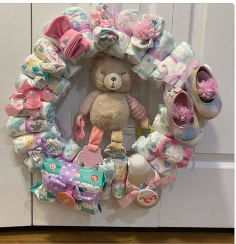 Diaper Wreath Diy, Baby Door Wreaths, Unique Diaper Cakes, Baby Shower Wreath, Diaper Wreath, Country Baby Shower, Diaper Gifts, Baby Wreath, Handmade Baby Shower Gift