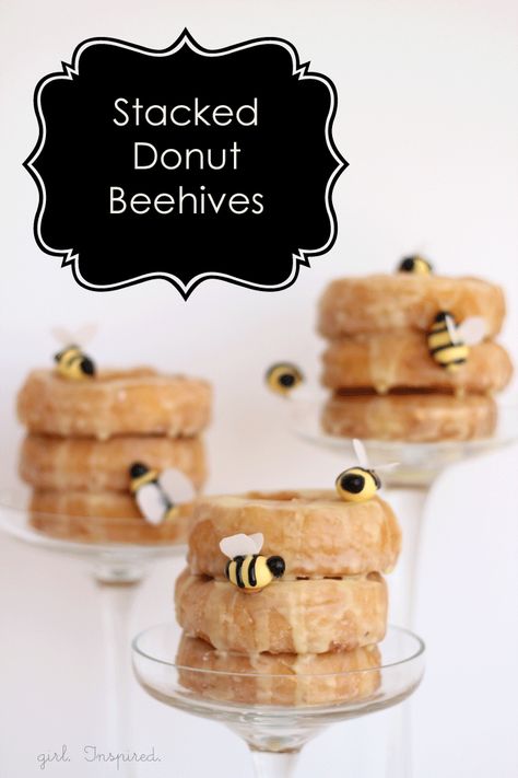 How to Make Edible Bees and a Donut Beehive - so fun! Edible Bees, Bee Theme Party, Babyshower Party, Party Food Themes, Bee Birthday Party, Bee Baby Shower Theme, Bumble Bee Baby Shower, Oreo Pops, Bee Party