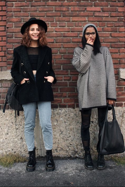 The grunge gals. Street style at its finest. 1990s Fashion Grunge, Moda Grunge, Fashion Guys, Doc Martens Style, Diy Outfits, Doc Martens Outfit, Stile Preppy, Look Grunge, Mode Hipster