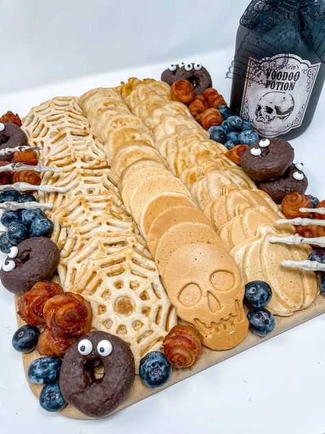 Halloween Pancakes, Halloween Sleepover, Halloween Breakfast, Breakfast Board, Breakfast Platter, Spooky Food, Fun Halloween Food, Halloween Food Treats, Halloween Desserts