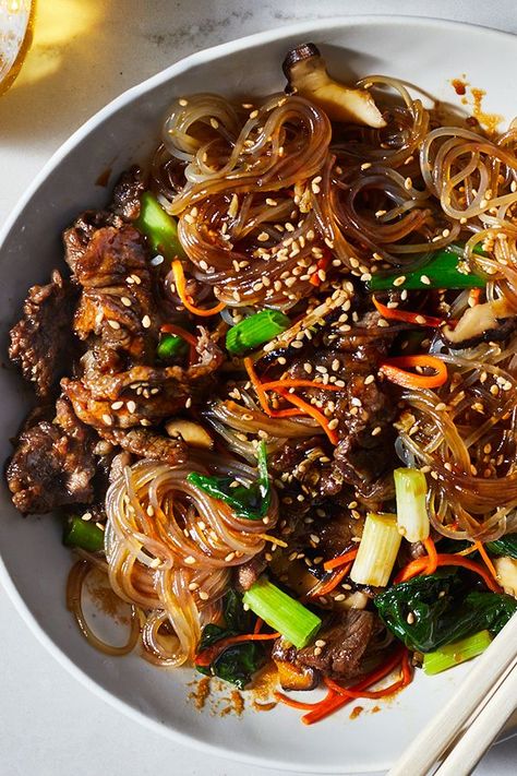 Korean Japchae, Japchae Recipe, Sweet Potato Noodles, Läcker Mat, Food Recepie, Russian Recipes, Asian Cooking, Asian Dishes, Interesting Food Recipes