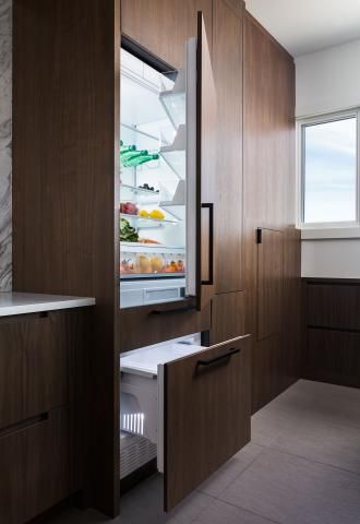 Minimalist Modern Kitchen, Panel Ready Refrigerator, Luxury Kitchen Designs, Integrated Refrigerator, Mountain View Home, Monogram Appliances, Coral Gables Florida, Built In Refrigerator, Integrated Fridge