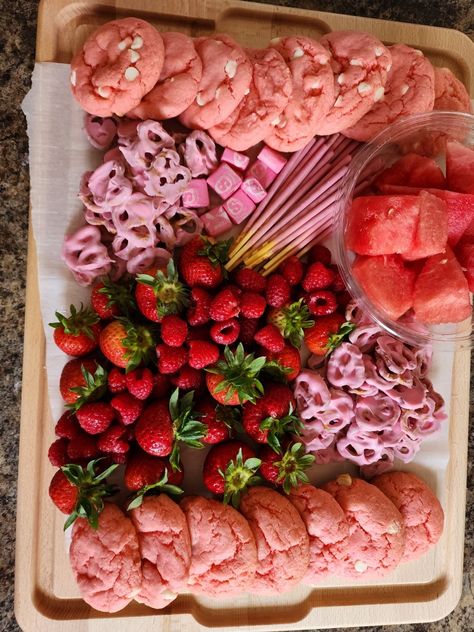 Color party pink board! Barbie Movie Night Ideas, Barbie Party Foods, Barbie Inspired Food, Pretty In Pink Sweet 16 Theme, Color Party Pink, Pink Charcuterie Board, Pink Charcuterie, Pink Party Foods, Barbie Birthday Party Ideas