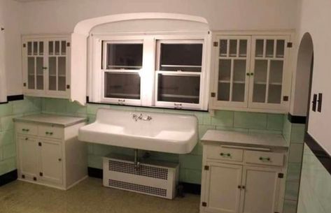 This original 1920s kitchen from a... - Bootlegger Bungalow 1920s Kitchen Remodel, 1910s House, 1900s Kitchen, 1920s Kitchen, Historic Kitchen, 1940s Kitchen, Kitchen Aesthetic, Cottage Kitchens, Old Kitchen