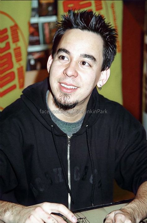 Mike Shinoda young (Linkin Park).🖤 Mike Shinoda 2000, Linkin Park Chester, Mike Shinoda, Band Pictures, Mark Wahlberg, Chester Bennington, Linkin Park, All Smiles