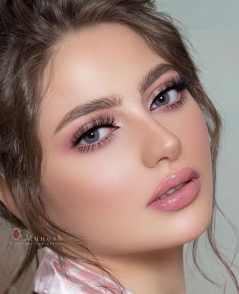 Uncovering the Mysteries: The Reasons Why Women Put on Make-Up Vintage Makeup Looks, Light Makeup Looks, Wedding Eye Makeup, Classy Makeup, Glam Wedding Makeup, Makeup Pengantin, Engagement Makeup, Makeup And Beauty Blog, Eye Makeup Pictures