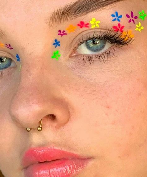 Colorful Eyeliner Looks, Easy Graphic Eyeliner, Makeup Hacks Videos, Makeup Ojos, Flower Makeup, Cute Eye Makeup, Makeup Face Charts, Pride Makeup, Graphic Makeup