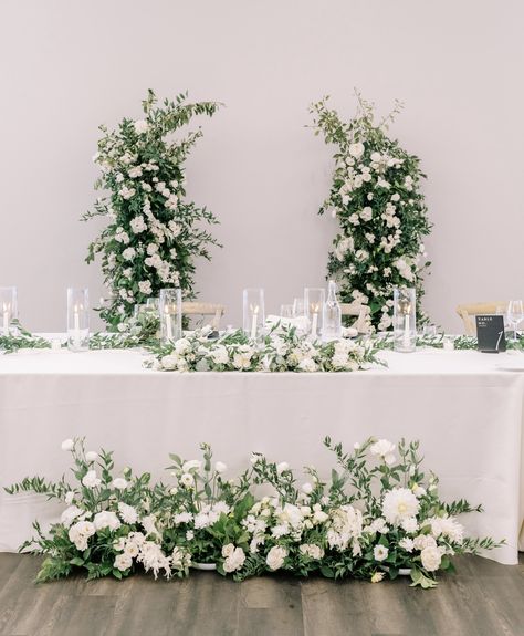 Wedding Head Table Ideas Receptions, Flower Arch Sweetheart Table, Head Table Arch, Bridal Head Table, Wedding Cake Backdrop, Bridal Table Flowers, Sweetheart Table Flowers, Head Table Backdrop, Wedding Top Table