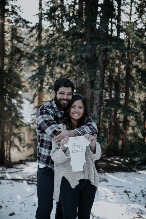 Christmas Photoshoot Baby Announcement, Pregnancy Announcement Photoshoot Christmas, Winter Announcement Pregnancy, Snowy Pregnancy Announcement, Winter Baby Announcement Photoshoot, Christmas Tree Farm Pregnancy Reveal, Baby Announcement Photoshoot Winter, Tree Farm Pregnancy Announcement, Winter Baby Announcement Photos