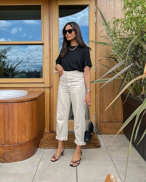 10 Refreshing Ways To Wear White Jeans After Labor Day Look Working Girl, Jeans And T Shirt Outfit, Off White Jeans, The Cool Hour, Summer In The City, White Jeans Outfit, Jeans Outfit Summer, Casual Chique, Comfy Jeans