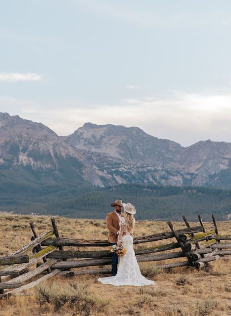 #westernweddingmagazine #westernwedding #rockymountainbride #rockymtnbride #stanleyidaho #stanleyidahoweddingphotographer #sawtoothmountains #westernfashion #westernbride #grandtetonweddingphotographer #jacksonholewyoming #jacksonholeweddingphotographer #idahoweddingphotographer Country Wedding With Horses, Horse Ranch Wedding, Wild West Wedding, Boho Western Wedding, Western Elopement, Montana Western, Wyoming Wedding, Family Wedding Photos, Cowboy Wedding