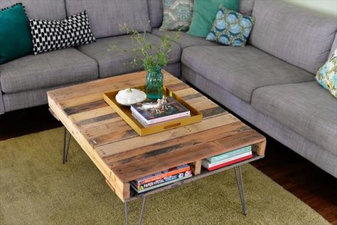 Diy your own coffee table with leftover pallets. You CAN do It Yourself. #create #build #coffeetable #diycoffeetable #pallet Table Palette, Pallet Table Diy, Diy Muebles Ideas, Diy Casa, Recycled Pallets, Diy Holz, Table Cafe, Diy Coffee Table, Diy Coffee