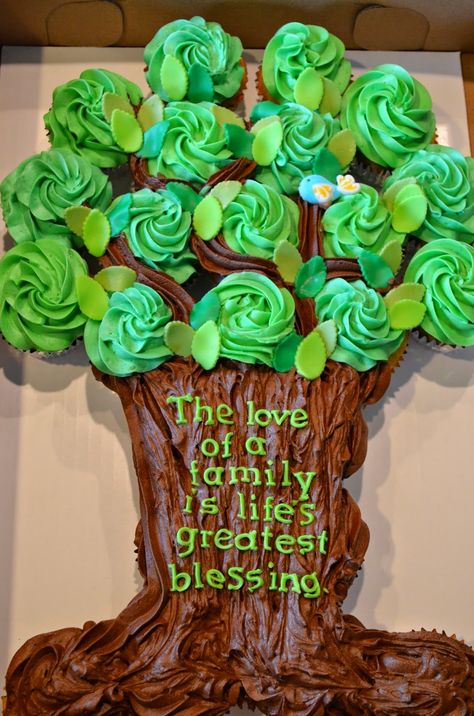 An Adoption Celebration tree of cupcakes Adoption Cake, Family Reunion Cakes, Family Tree Cakes, Family Reunion Food, Pull Apart Cake, Pull Apart Cupcakes, Family Reunion Planning, Family Reunion Games, Adoption Party