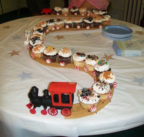 Cupcake Train we used for a Baby Shower - also good for a boy's Birthday party!  Just add peppermint rounds to the bottom of the cupcakes (we used hot glue) and crushed up candy on the tops of the cupcakes to look like 'coal' Cupcake Train, Santa Breakfast, Polar Express Christmas Party, Polar Express Theme, Polar Express Movie, Train Baby Shower, Class Tree, Themed Baby Shower Ideas, Library Decorations