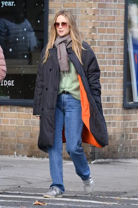 Jennifer Lawrence Just Gave Winter’s Frumpiest Staple a Chic Upgrade Jennifer Lawrence Street Style, New York City December, Jennifer Lawrence Style, Long Parka Jacket, Long Quilted Coat, Long Puffer Jacket, Long Puffer Coat, Long Parka, Fashion Fail