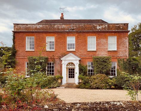 @love.surrey on Instagram: “Love this beautiful Georgian Surrey home 💕 #lovesurrey #surreylife #visitsurrey #surreyhomes #peaslake #englisharchitecture…” Georgian Rectory, Tv Houses, Regency Art, Modern Georgian, Wooden Ideas, English Architecture, Amazing Houses, House Pictures, Georgian Architecture