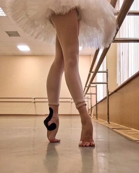 Ballet Feet Damage Pointe Shoes, Pointe Aesthetic, Pointe Shoes Aesthetic, Ballet Feet Exercises, Ballet Feet Stretches, Pointe Shoe Fitting, Point Shoe, Aesthetic Hip Hop, Foot Stretches