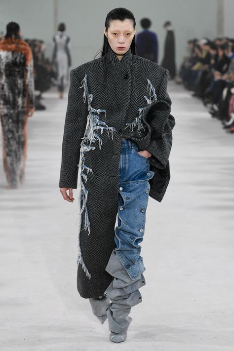 Denim Outfit Winter, Architectural Clothing, Collage Fashion, Punk Street Style, Punk Streetwear, 2023 Trends, Y Project, Denim Trends, In The Spotlight