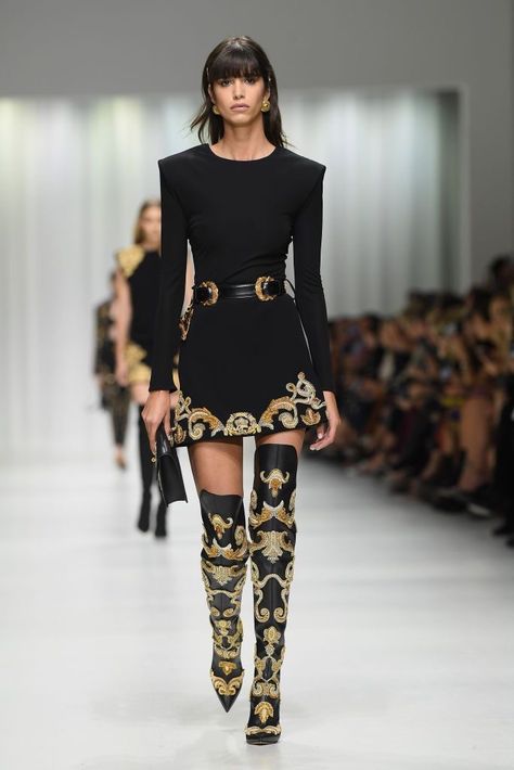 Versace Aesthetic, Painting Clothing, Black And Gold Outfit, Black Runway, Fashion Model Drawing, 10 Ways To Wear, Original Supermodels, The Little Black Dress, Versace Fashion