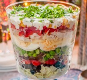 24 Hour Salad, Gluten Free Salad Dressing, Christmas Salad Recipes, Layer Salad, Seven Layer Salad, Layered Salad Recipes, Christmas Salads, Beet Hummus, Cranberry Salad