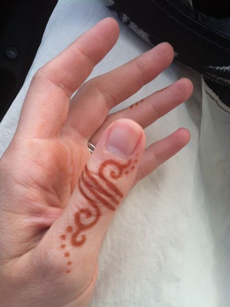 Simple henna finger ring - Design by Henna Trails, henna by Arielle Sword Small Henna Tattoos, Henne Tattoo, Cute Henna Designs, Cute Henna Tattoos, Henna Style Tattoos, Jagua Henna, Small Henna, Henna Inspired Tattoos, Tato Henna