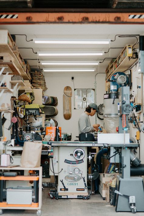 Workspace Storage Ideas, Woodshop Aesthetic, Workshop Space Design, Cozy Workshop, Garage Art Studio, Modern Workshop, Woodworking Workshop Layout, Small Room Interior, Garage Storage Inspiration