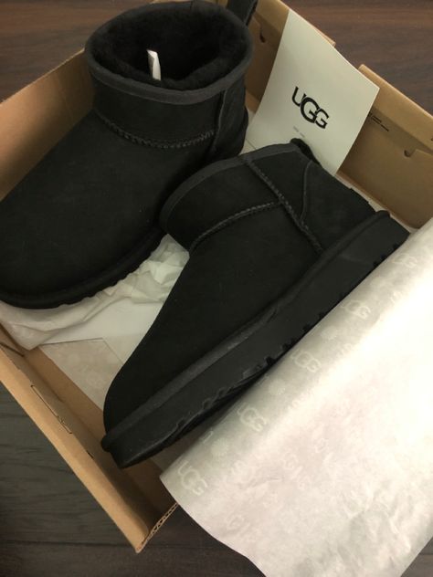 Uggs Black Boots, Black Uggs Aesthetic, Ugg Boots Black, Cute Uggs, Uggs Black, Black Ugg Boots, Pretty Shoes Sneakers, Black Uggs, Ugg Black