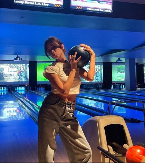 Arcade Outfit Aesthetic, Aesthetic Bowling Outfits, Bowling Outfit Summer, Outfits To Go Bowling In, Bowling Poses Picture Ideas, Bowling Outfit Ideas Date, Bowling Photo Ideas, Bowling Picture Ideas, Outfits For Bowling Date