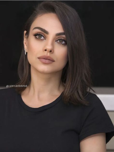 Mila Kunis Black Hair, Mika Kunis Makeup, Mila Kunis Hairstyles, Mika Kunis Hair, Mila Kunis Eye Makeup, Mila Kunis Short Hair, Red Lips Outfit, Mila Kunis Makeup, Mila Kunis Hair