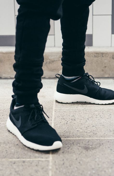 NIKE Roshe Run × Black Trousers #streetwear #mensfashion #sneakers Nike Clothes, Nike Factory, Nike Sneakers Outfit, Nike Free Runners, Outfits Jeans, Trend Clothes, Streetstyle Outfit, Cheer Outfits, Nike Shoes Outfits