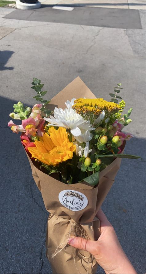 Cute Simple Flower Bouquet, Simple Bouquet Aesthetic, Picked Flowers Bouquet, First Date Bouquet, Flower Bouquet Farmers Market, Flower Bouquet With Note, Market Bouquet Recipe, Farmers Market Bouquet Cut Flowers, Farmers Market Flowers Bouquets