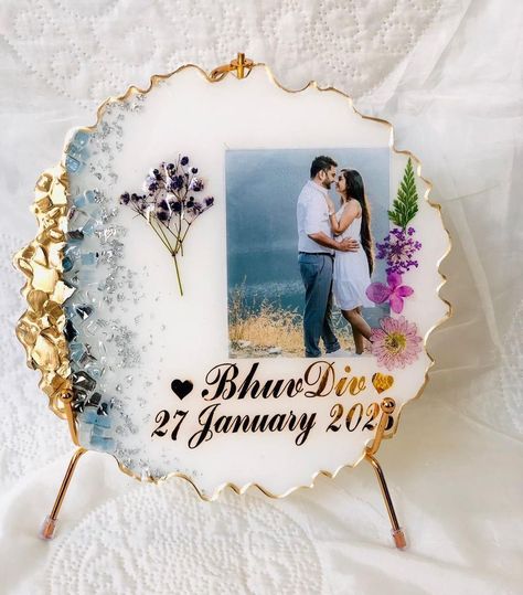 Resin Frames Photo, Resin Wedding Gifts For Bride And Groom, Photo Frame Resin Art, Resin Photoframe Ideas, Raisin Art Photo Frame, Resin Art Photo Frame Ideas, Resin Couple Frame, Resin Art Photo Frame For Couple, Wedding Resin Art