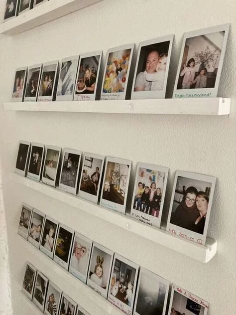 Display Polaroids, Repunzal Tangled, Polaroid Pictures Display, Poloroid Pictures Ideas, Polaroid Wall Decor, Tangled Aesthetic, Polaroid Display, Photowall Ideas, Polaroid Wall