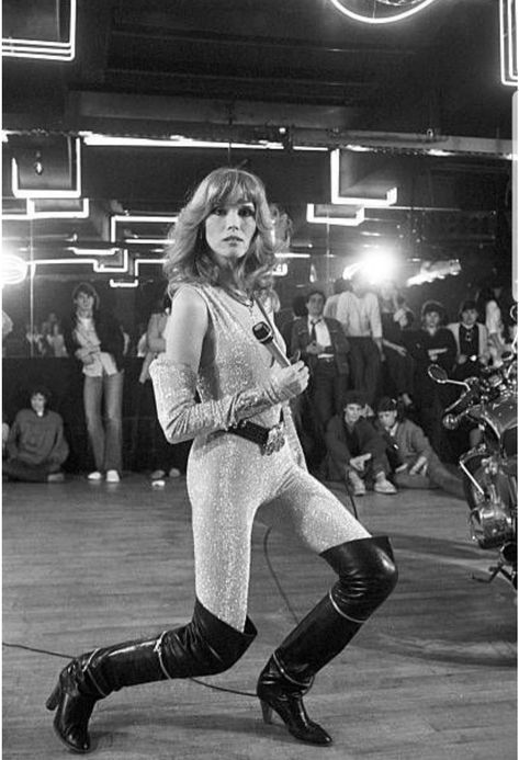 Amanda Lear late 70s 1960s Fashion Women, 1970s Looks, 60s Fashion Vintage, Womens Thigh High Boots, Celebrity Boots, High Boots Outfit, Sci Fi Fashion, 60s And 70s Fashion, 70s Women