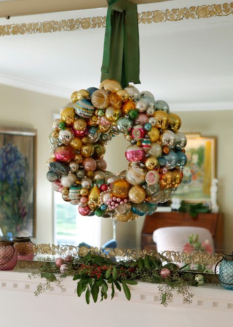 How to Make a Christmas Ornament Wreath Ornament Garland Mantle, Christmas Bulb Wreath Diy, Vintage Ornament Wreath Diy, How To Make An Ornament Wreath, Christmas Bulb Wreaths, Plate Wreath Ideas, How To Make An Ornament Garland, Decorating A Wreath For Christmas, Tinsel Wreath Diy