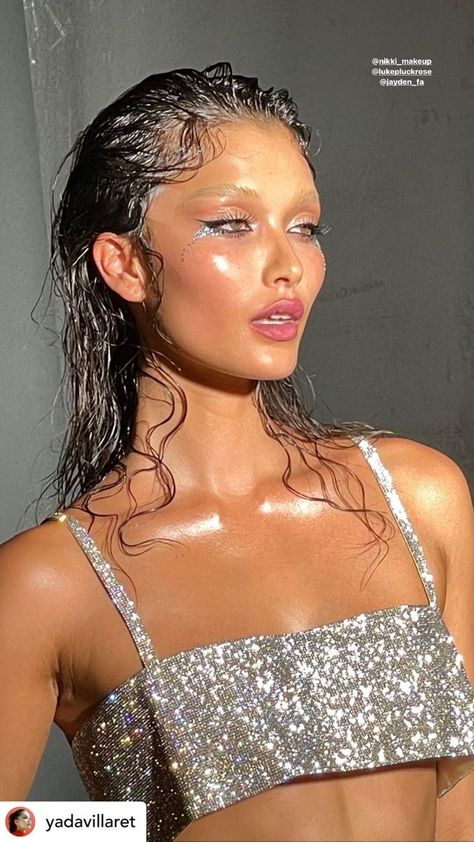 Wet Aesthetic Makeup, Black Wet Hair Look, Glossy Wet Makeup Look, Mermaid Wet Hair Look, Wet Eye Makeup, Siren Aesthetic Makeup, Braids For 10 Year, Mermaid Makeup Aesthetic, Wavy Hair Long Layers